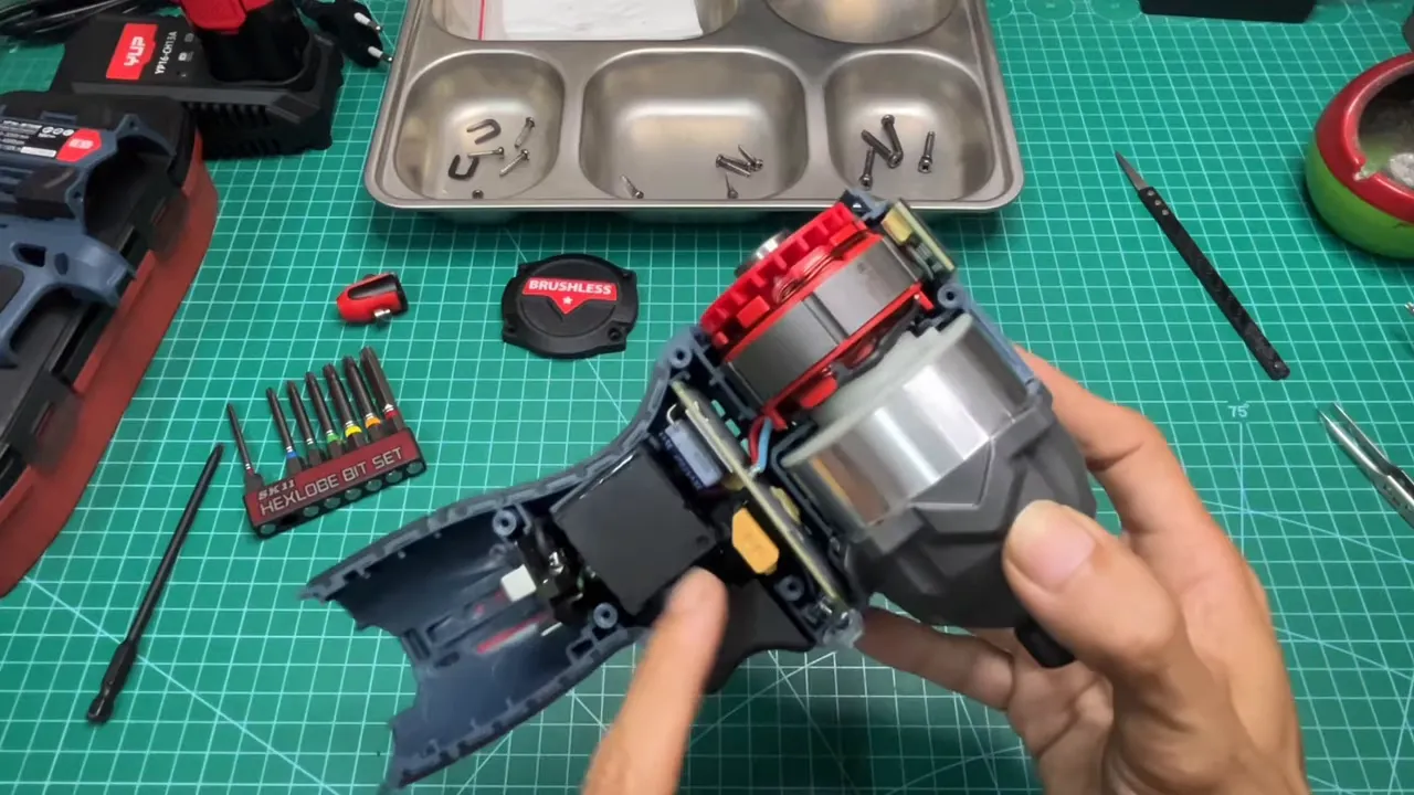 Bên trong máy: bố trí dây gọn gàng, bảng mạch đổ keo