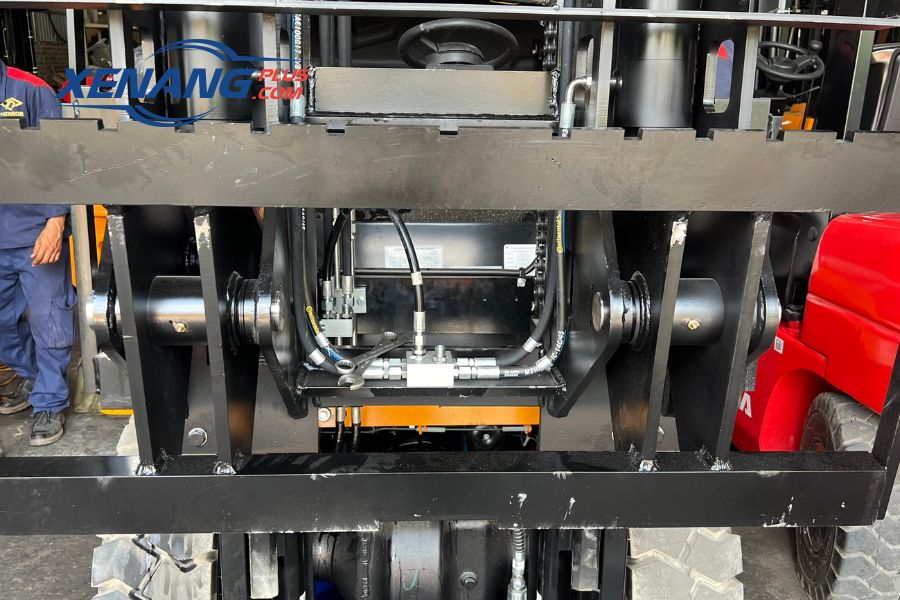 Cận cảnh hệ thống khung nâng của xe nâng dầu 2.5 tấn Hangcha