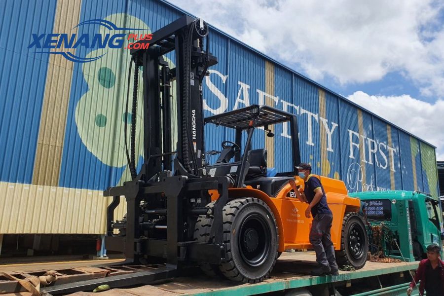 Xe nâng dầu 12 tấn Hangcha sở hữu động cơ diesel 6 xy lanh cho khả năng vận hành mạnh mẽ.