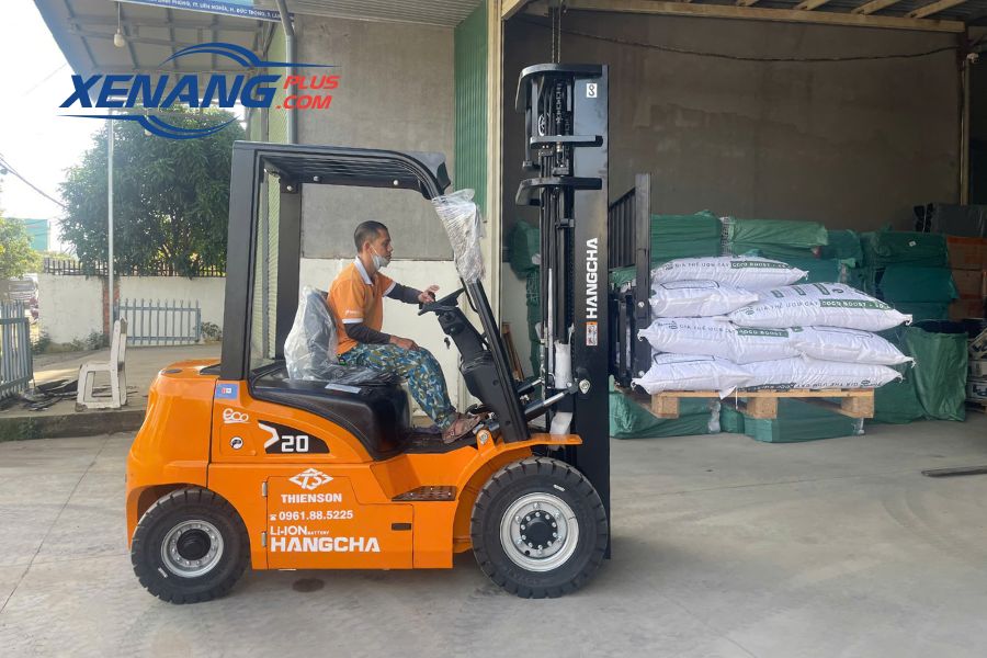 Xe nâng dầu 2 tấn Hangcha phù hợp với doanh nghiệp có kho hàng quy mô vừa và nhỏ.