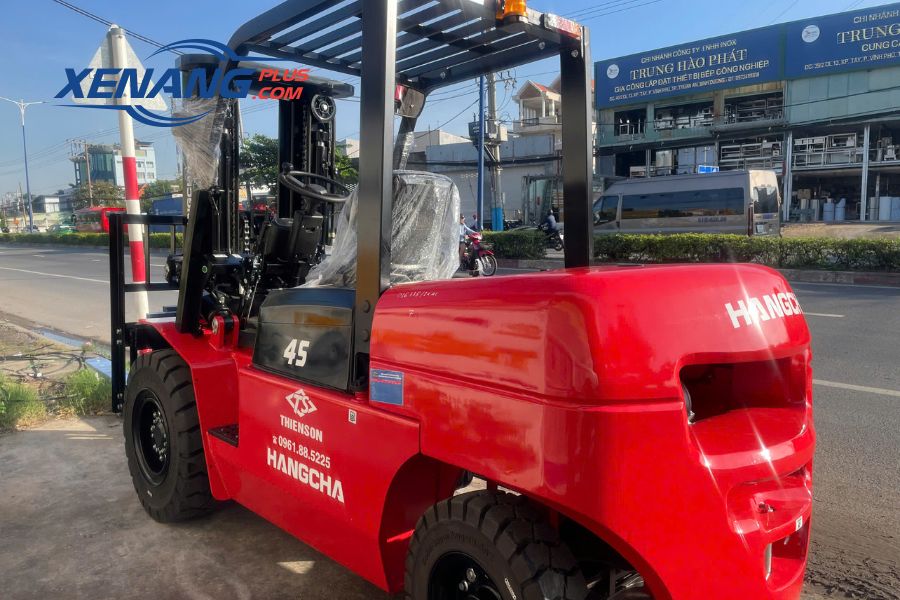 Buồng lái xe nâng dầu 4.5 tấn Hangcha rộng rãi và tầm nhìn rộng.