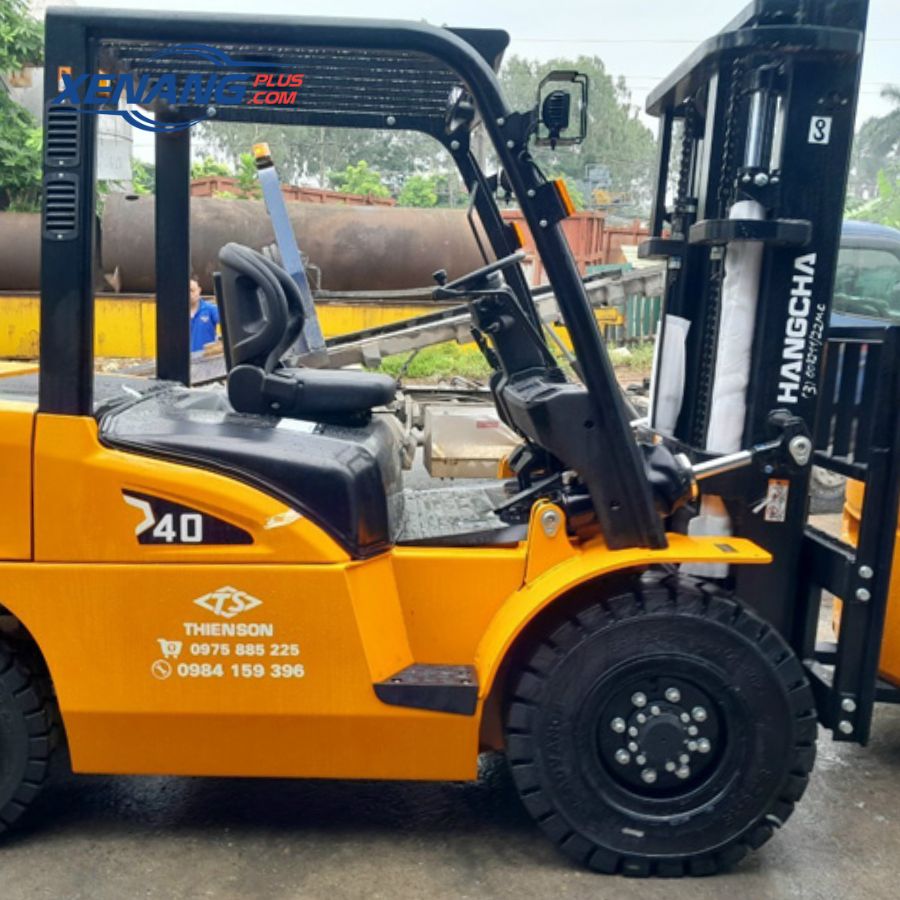 Hệ thống giá nâng hạ của xe nâng dầu 4 tấn Hangcha được làm bằng thép sơn tĩnh điện siêu bền.