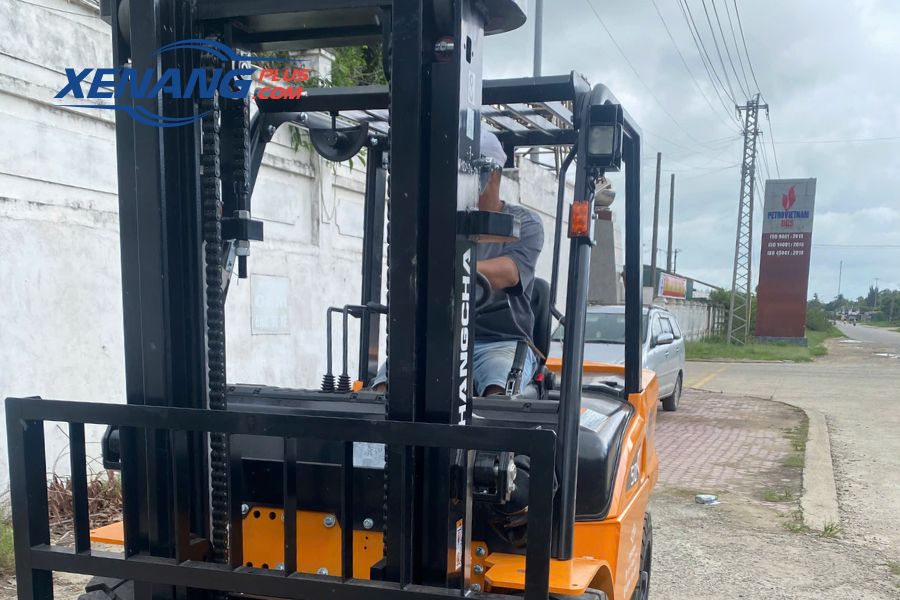 Khung nâng xe nâng dầu 5 tấn Hangcha được làm bằng thép siêu dày, được hàn bằng robot