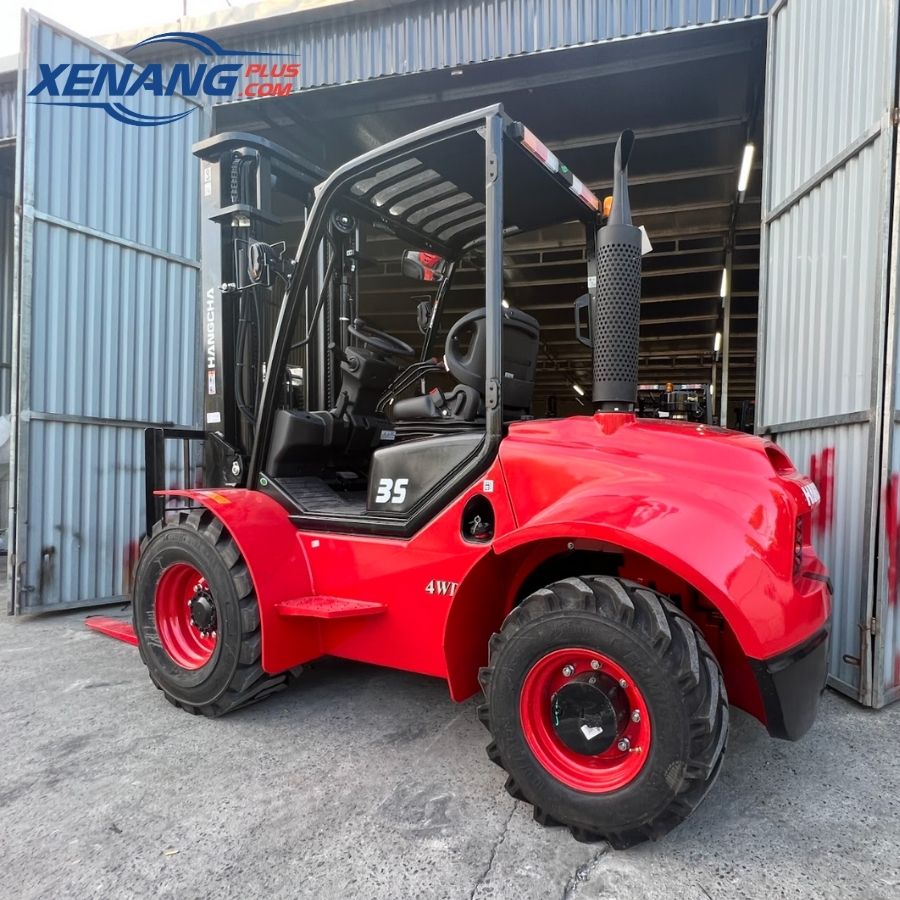 Xe nâng địa hình Hangcha đáp ứng tốt nhu cầu làm việc trong môi trường gồ ghề và khắc nghiệt