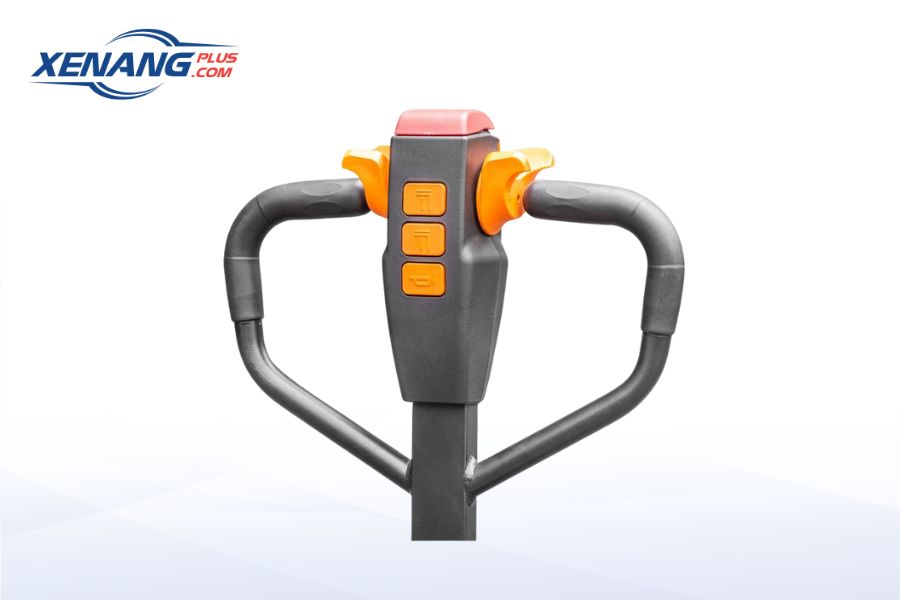 Tay điều khiển được thiết kế tích hợp các nút chức năng, bố trí rõ ràng